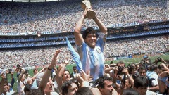 １９８６年のＷ杯でアルゼンチンを優勝に導き、トロフィーを掲げるマラドーナ