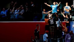 サポーターとして１８年Ｗ杯を観戦。アルゼンチンのゴールを目の当たりにし、恍惚の表情を浮かべる