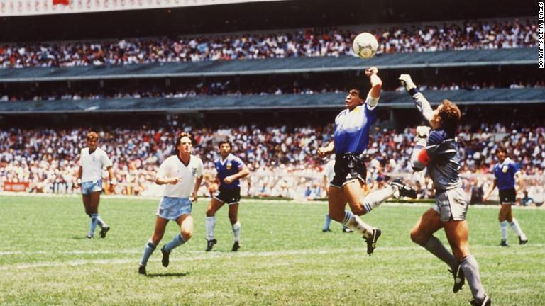 86年W杯の準々決勝でイングランドのキーパー、ピーター・シルトンと競り合うマラドーナ。ボールはマラドーナの手に当たりゴールラインを割ったがハンドの判定はなく、アルゼンチンの得点が認められた/Bongarts/Getty Images