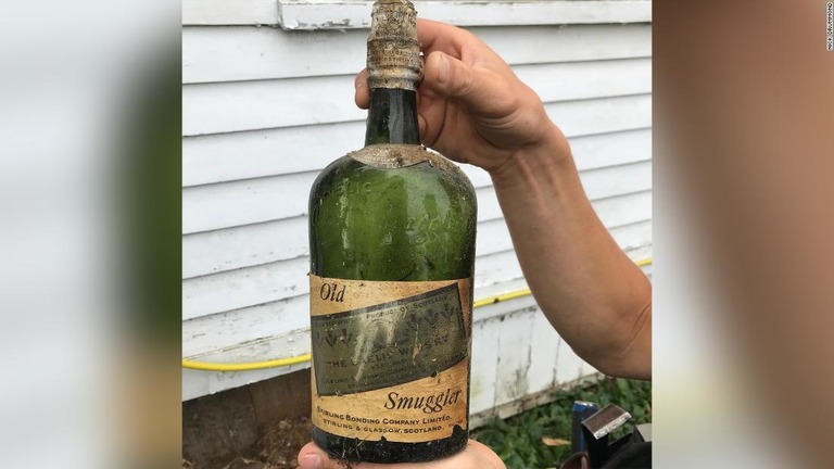 家屋の改修中に禁酒法時代の密売酒とみられるウイスキーのボトルが大量に出てきた/Nick Drummond