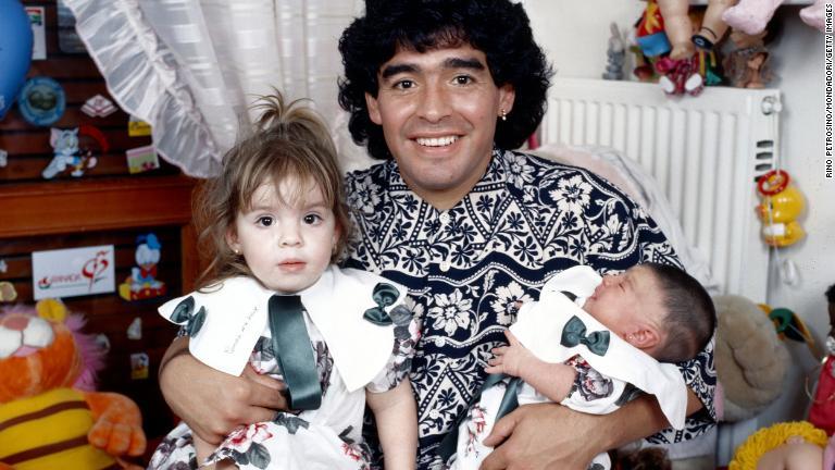 ２人の愛娘を両手に抱き、笑顔を浮かべる（１９８９年）/Rino Petrosino/Mondadori/Getty Images