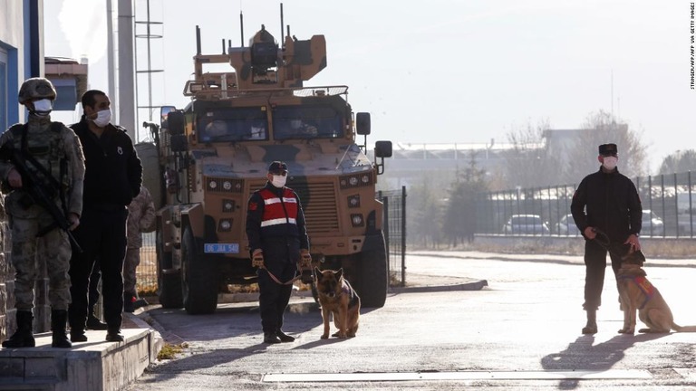 裁判所の入り口付近で警備を行うトルコ警官ら＝２６日、トルコ首都アンカラ近郊/STRINGER/AFP/AFP via Getty Images