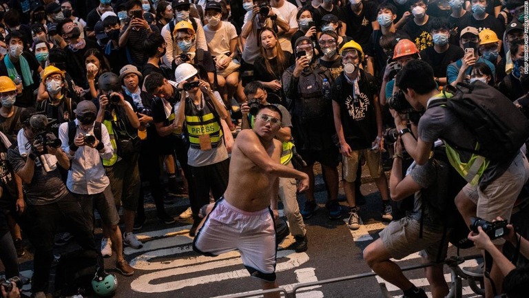 昨年の香港での反政府デモで、警察署に向かって卵を投げるデモ参加者/PHILIP FONG/AFP/AFP via Getty Images