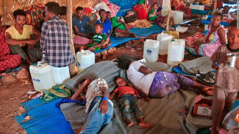 キャンプの小屋に横たわるエチオピア難民＝１８日、スーダン東部ガダーレフ州/Ebrahim Hamid/AFP/Getty Images