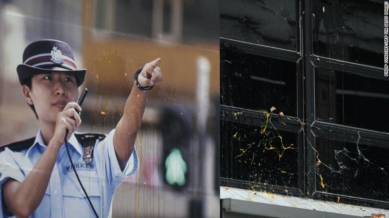 警官のポスターを貼った警察署の壁に卵が投げつけられた＝２０１９年８月４日、香港・将軍澳/PHILIP FONG/AFP/AFP via Getty Images