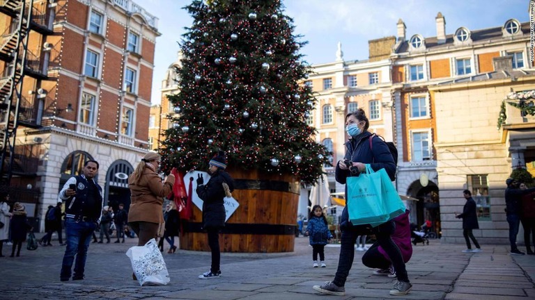 クリスマスシーズンに合わせて厳格な規制を緩和する国が相次いでいる/TOLGA AKMEN/AFP/Getty Images