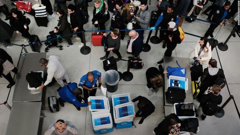 今月２５日に空港の保安検査所を通過した旅行客は１０７万人超と３月半ば以降で最多となった/Spencer Platt/Getty Images