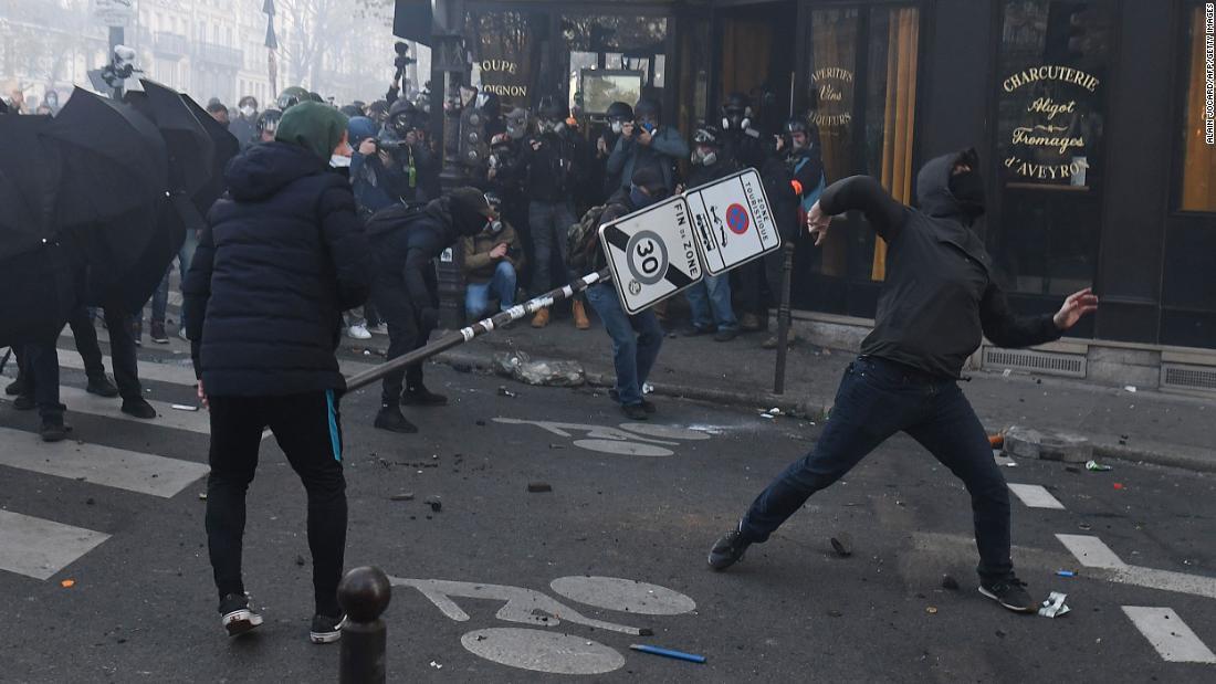 治安関連法案のデモで警察と衝突する参加者＝２８日、パリ/Alain Jocard/AFP/Getty Images