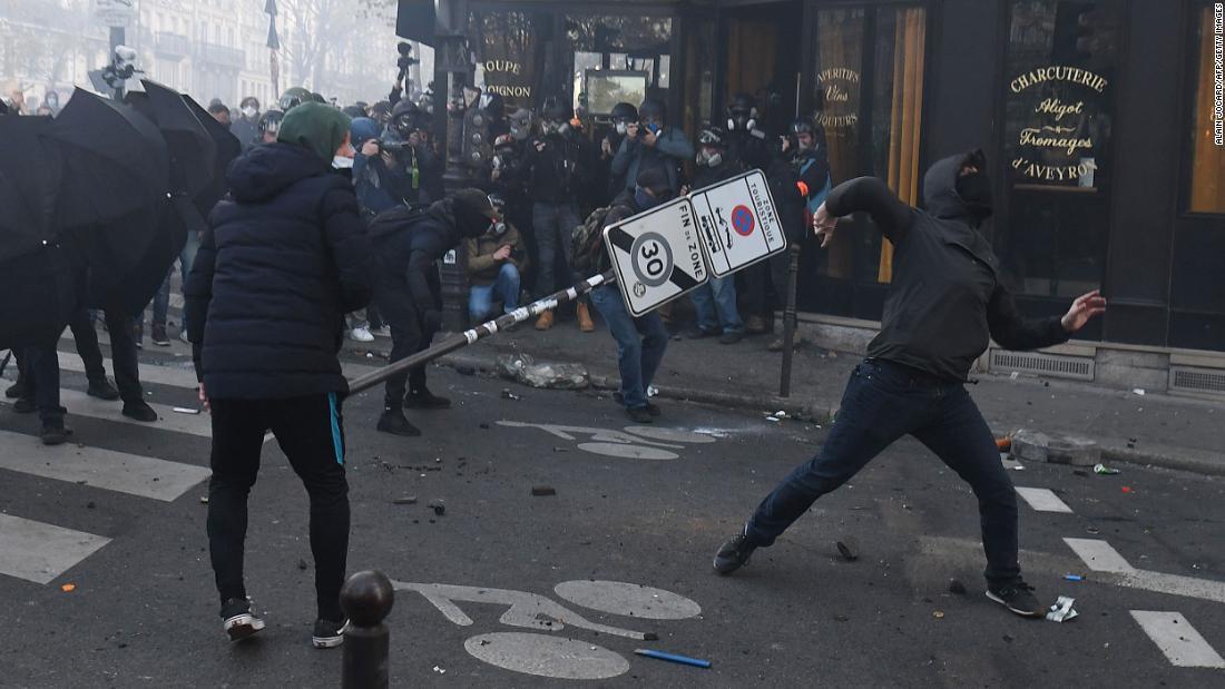 治安関連法案のデモで警察と衝突する参加者=28日、パリ/Alain Jocard/AFP/Getty Images