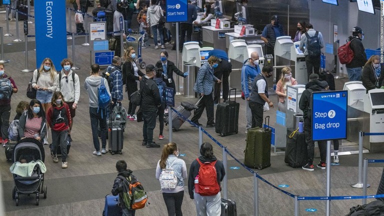 今月２５日に空港の保安検査所を通過した旅行客は１０７万人超と３月半ば以降で最多となった/David Paul Morris/Bloomberg/Getty Images