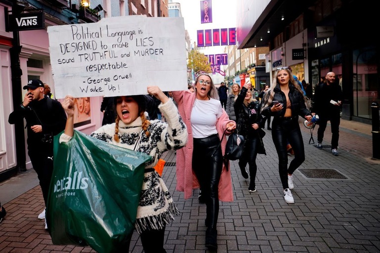 英ロンドンでロックダウン（都市封鎖）に抗議するデモが行われた/Tolga Akmen/AFP/Getty Images