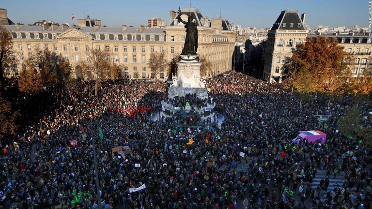 治安関連法案に対する抗議デモが行われた＝２８日、フランス首都パリ/Thomas Coex/AFP/Getty Images