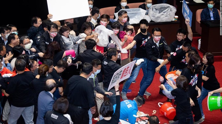 台湾議会で、米国産豚肉の輸入規制緩和をめぐり、野党議員が豚の内臓などを投げ付ける出来事があった/Annabelle Chih/NurPhoto via Getty Images