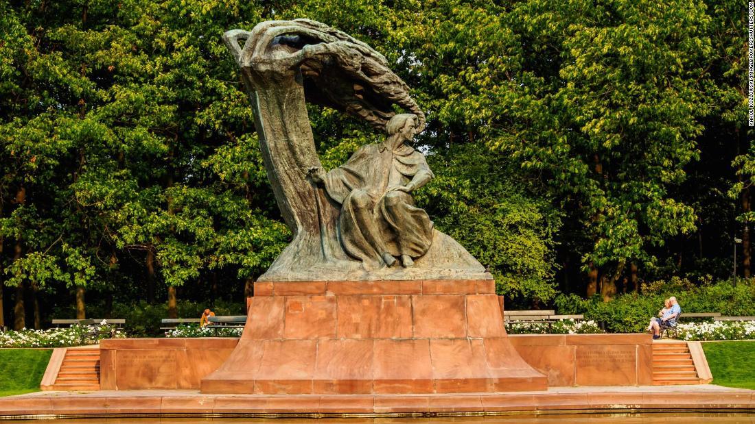 ワルシャワの公園に設置されているショパンの像/Karol Kozlowski/imageBROKER/Shutterstock