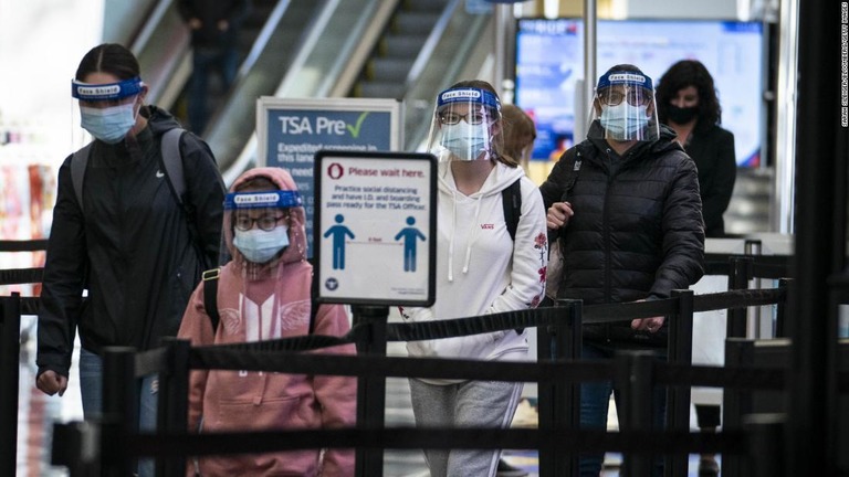 米国人の２７％は新型コロナウイルスの感染拡大をバイデン次期政権の最大の課題と考えている/Sarah Silbiger/Bloomberg/Getty Images