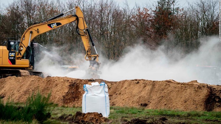 重機でミンクの死骸を埋める様子＝１１月９日、デンマーク西部ホルステブロ/Morten Stricker/Ritzau Scanpix/AFP/Getty Images