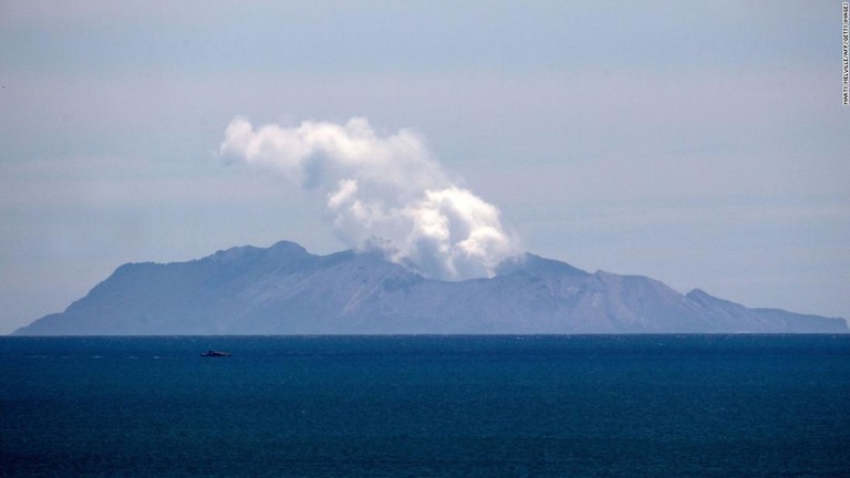 昨年１２月にホワイト島で起きた噴火の様子/Marty Melville/AFP/Getty Images