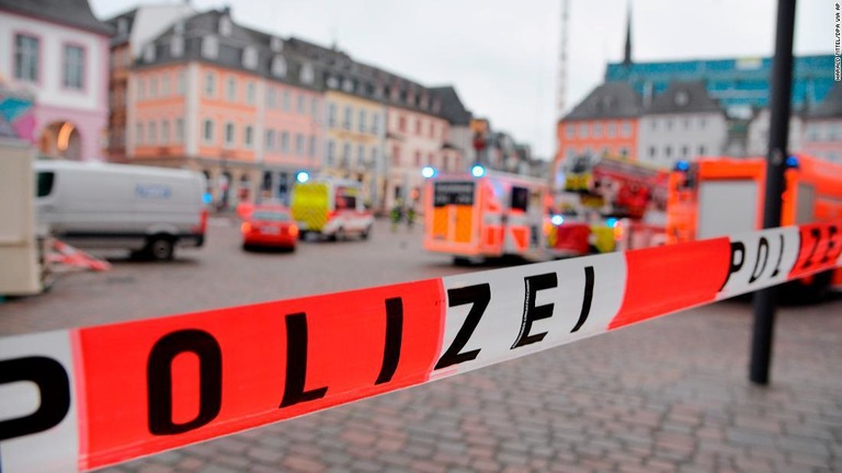 ドイツ・トリーアで歩道に１台の車が突っ込み５人が死亡、数人が負傷した/Harald Tittel/dpa via AP