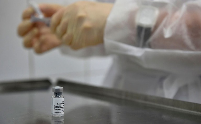 ロシアが新型コロナの国産ワクチンを国連職員に無償提供すると発表した/Natalia Kolesnikova/AFP/Getty Images