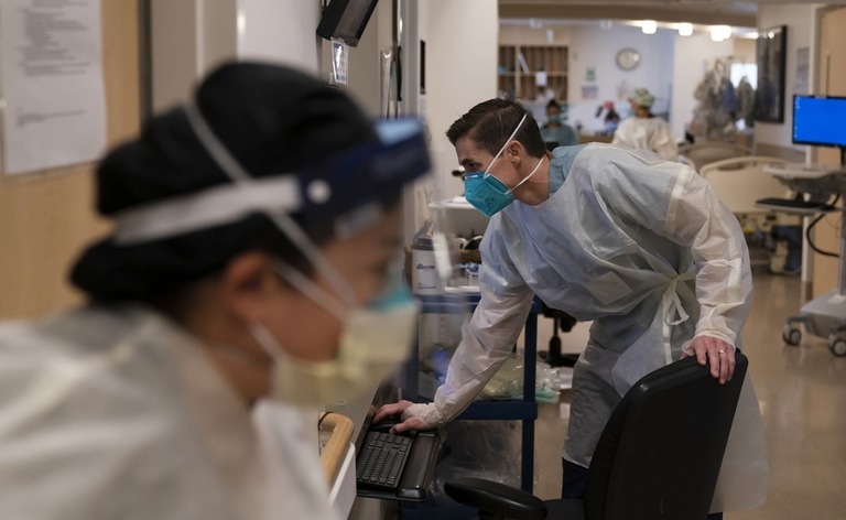 ロサンゼルス市内の病院の新型コロナ対応ユニットで働く看護師ら/AP Photo/Jae C. Hong