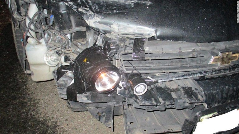 ヘッドライトを懐中電灯で代用していた車/Washington State Patrol