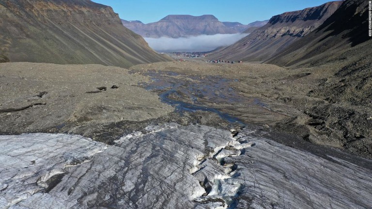 夏季の熱波によって氷河が溶け水路ができた＝２０２０年７月、ノルウェー/Sean Gallup/Getty Images