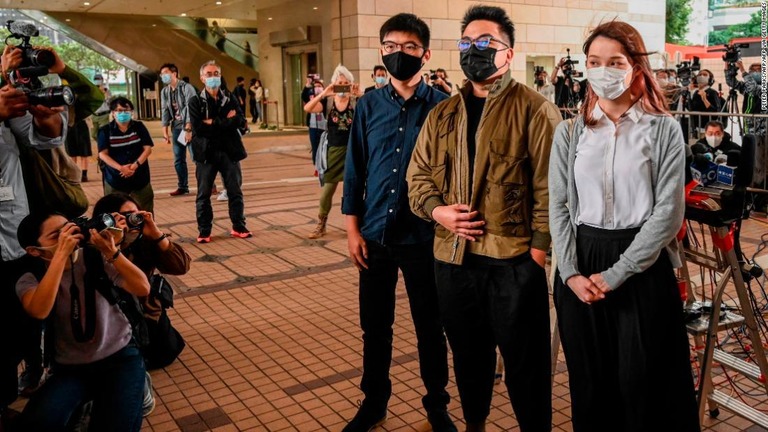 左から黄之鋒（ジョシュア・ウォン）氏、林朗彦（アイバン・ラム）氏、周庭（アグネス・チョウ）氏＝１１月２３日、香港/PETER PARKS/AFP/AFP via Getty Images