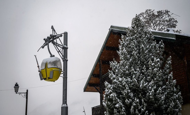 スイスに近いフランス東部ラシャペルダボンダンスにあるスキー場のゴンドラ/Fabrice Coffrini/AFP/Getty Images