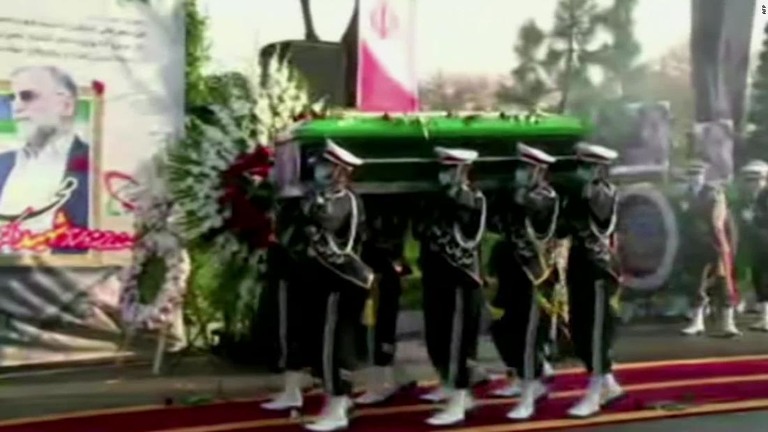 イランの核科学者、モフセン・ファクリザデ氏の葬儀＝１１月３０日/AFP 