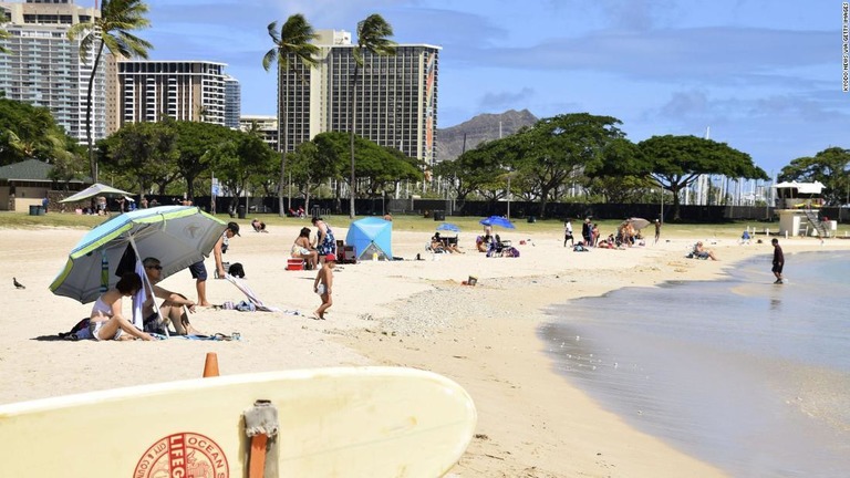 米ハワイ州のキャンペーンでは、ハワイに移動してテレワークをしながら３０日以上滞在する人々に対して無料の往復チケットを提供する/Kyodo News via Getty Images