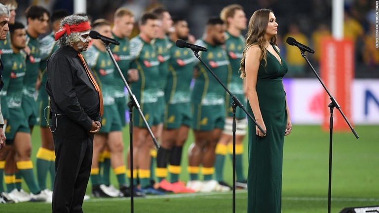 オリビア・フォックスさんが試合前に先住民アボリジニの言葉で国歌を斉唱した＝５日、オーストラリア・シドニー/Dean Lewis/EPA-EFE/Shutterstock