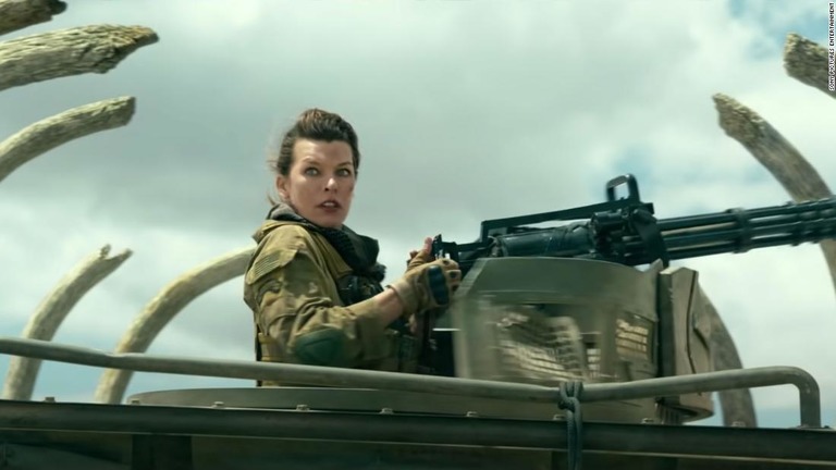 映画「モンスターハンター」の予告編の１シーン。主演女優のミラ・ジョボビッチが映っている/Sony Pictures Entertainment