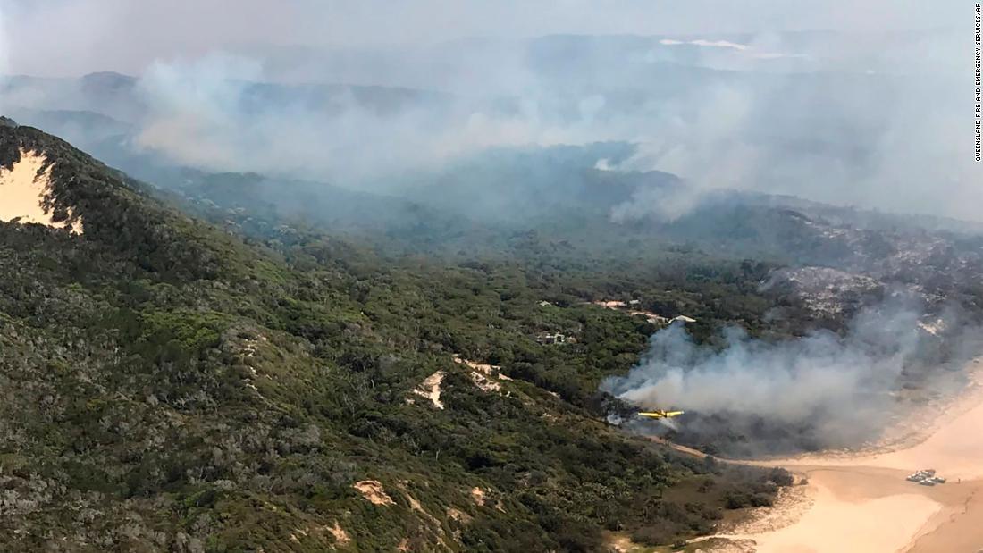 オーストラリア東部フレーザー島では6週間にわたって森林火災が発生している/Queensland Fire and Emergency Services/AP