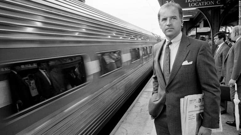 「アムトラック・ジョー」の異名を持つバイデン氏が地元ウィルミントンの駅のホームに立つ様子＝１９８８年９月/Joe McNally/Archive Photos/Getty Images