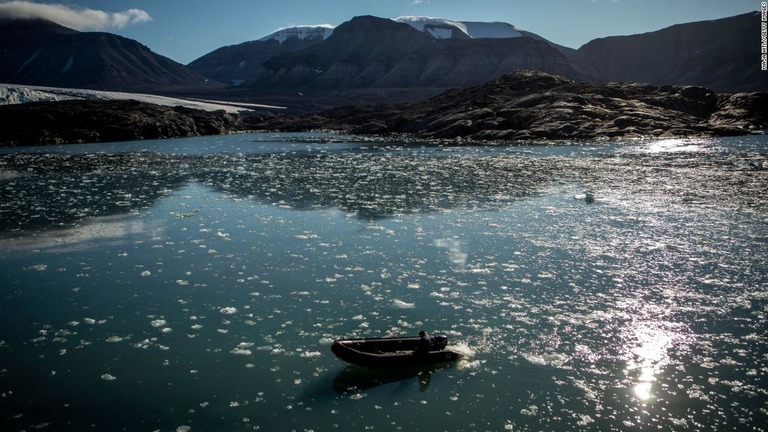 ノルウェーの氷河で氷が溶ける様子＝２０２０年８月２５日/Maja Hitij/Getty Images