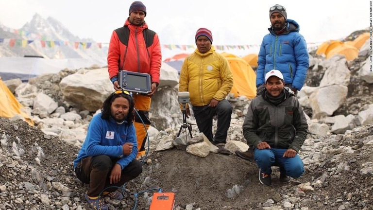ネパールの測量チーム。ネパールと中国は共同でエベレスト（中国名チョモランマ）の標高について８８４８．８６メートルと発表した/Nepal Survey Department/Nepal Survey Department