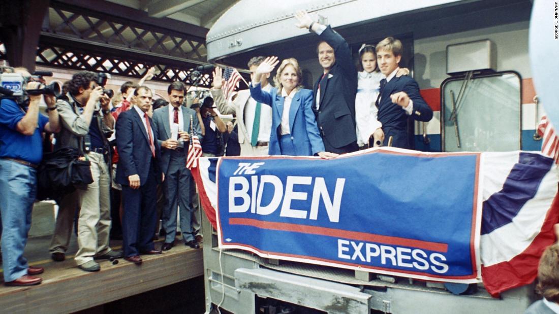 バイデン上院議員が大統領選出馬表明後に地元ウィルミントンから列車に乗る様子＝１９８７年６月９日/George Widman/AP