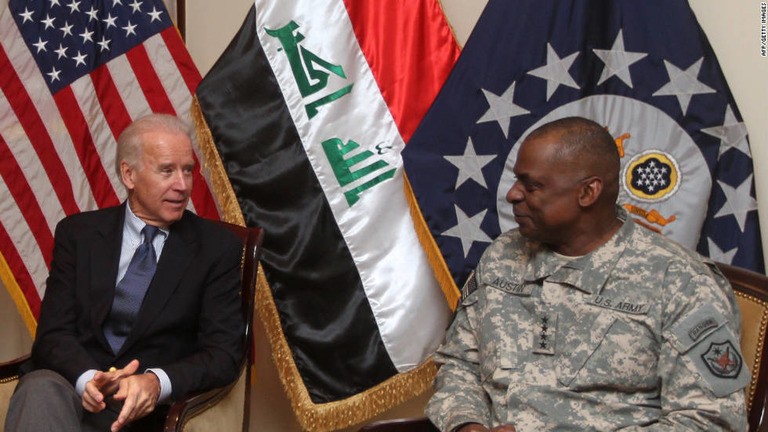 ２０１１年１１月２９日に当時のバイデン副大統領（左）がバグダッドを電撃訪問し、イラク米軍のロイド・オースティン司令官と会談する様子/AHMAD AL-RUBAYE/AFP/Getty Images