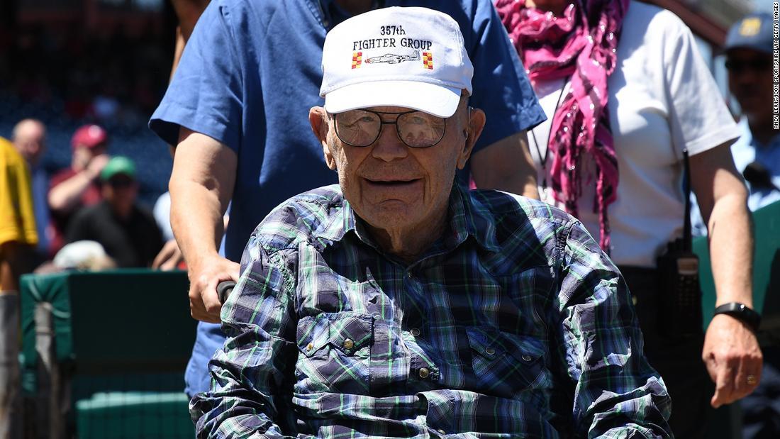 大リーグの試合が行われたフィラデルフィアの球場で栄誉が称えられたチャック・イェーガーさん=2018年6月14日/Andy Lewis/Icon Sportswire via Getty Images