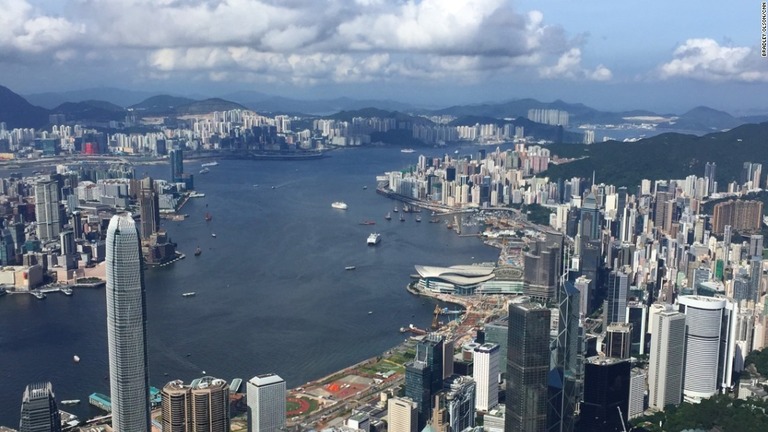 香港とシンガポールの間で新型コロナウイルス対策の隔離措置などを課さずに相互の渡航を認める「トラベルバブル」の導入が延期された/BRADLEY OLSON/CNN