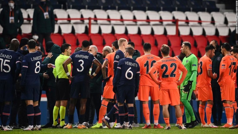 サッカーの欧州チャンピオンズリーグのパリ・サンジェルマン（フランス）対バシャクシェヒル（トルコ）の試合で、審判の人種差別発言に抗議して両チームの選手が退場する出来事があった/FRANCK FIFE/AFP/AFP via Getty Images