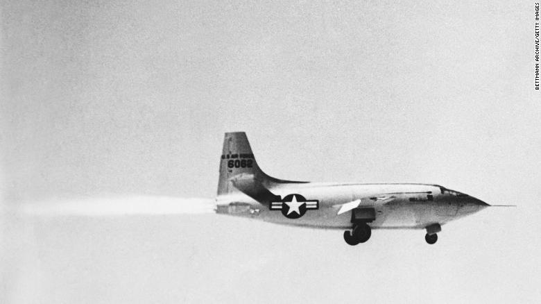 「ベルＸ―１」の飛行の様子/Bettman Archive/Getty Images