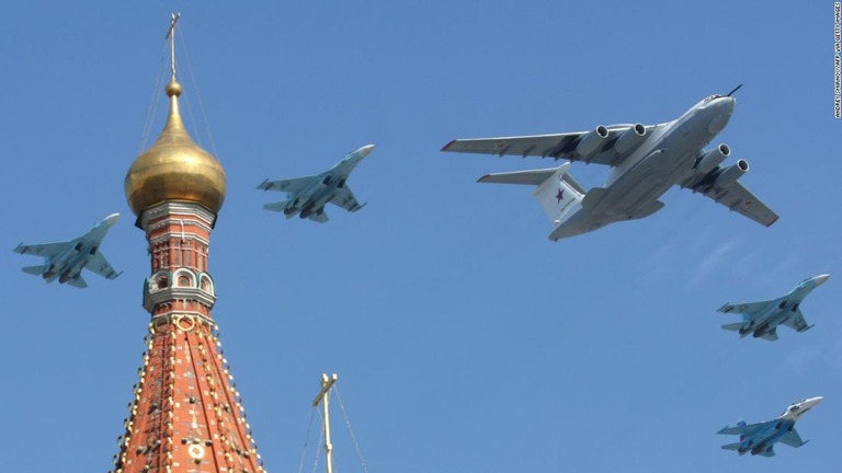 モスクワ、赤の広場の聖ワシリイ大聖堂上空を飛行するイリューシン８０とミグ戦闘機/ANDREY SMIRNOV/AFP via Getty Images