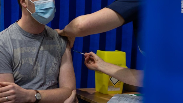 米ファイザーと独ビオンテックのワクチンを接種する医師＝８日、英国/Sarah Tilotta/CNN