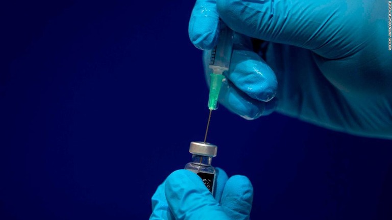 英国で新型コロナワクチンを接種した医療従事者２人がアレルギー反応に似た症状を発症/Victoria Jones/Pool/Getty Images
