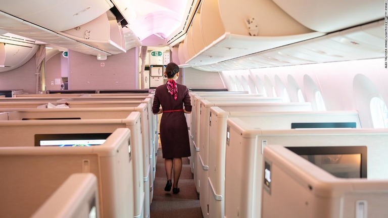 中国航空当局が新型コロナ対策として客室乗務員におむつ使用を勧告した/Alex Tai/SOPA Images/LightRocket/Getty Images