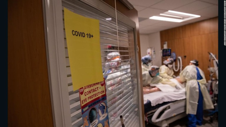 全米で２００病院が満床となり、新型コロナ以外の患者にも影響を及ぼすと懸念されている/John Moore/Getty Images North America/Getty Images
