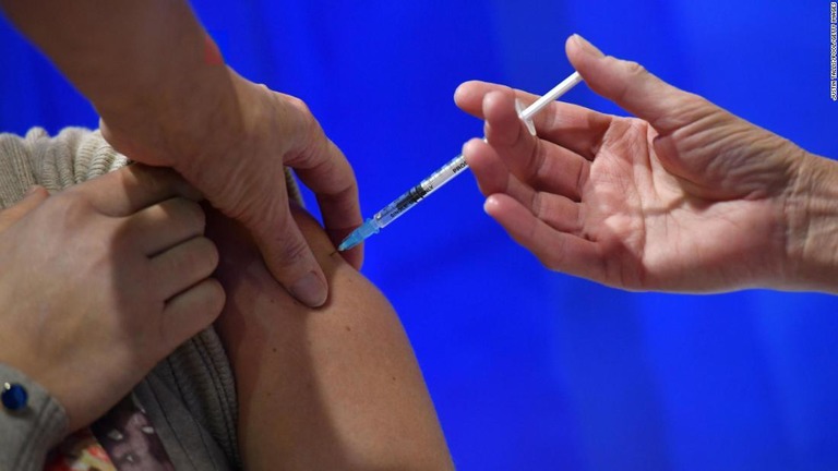 ＦＤＡの諮問委員会がファイザーとビオンテック製ワクチンの緊急使用許可を勧告した/Justin Tallis/Pool/Getty Images