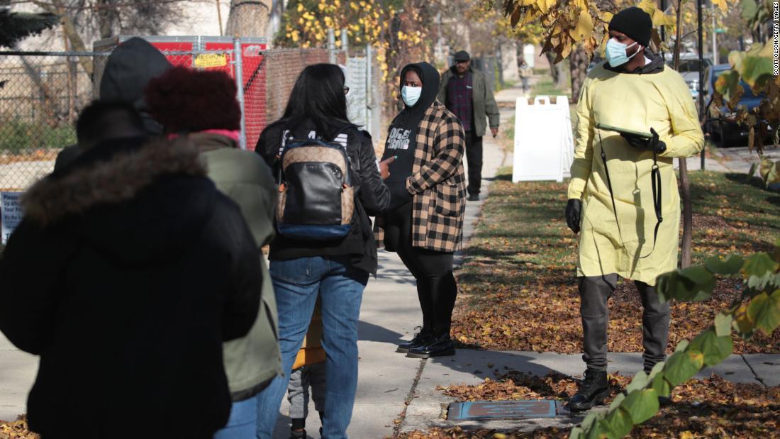 シカゴのカトリック教会の前で新型コロナ検査の順番待ちをする黒人の住民ら/Scott Olson/Getty Images