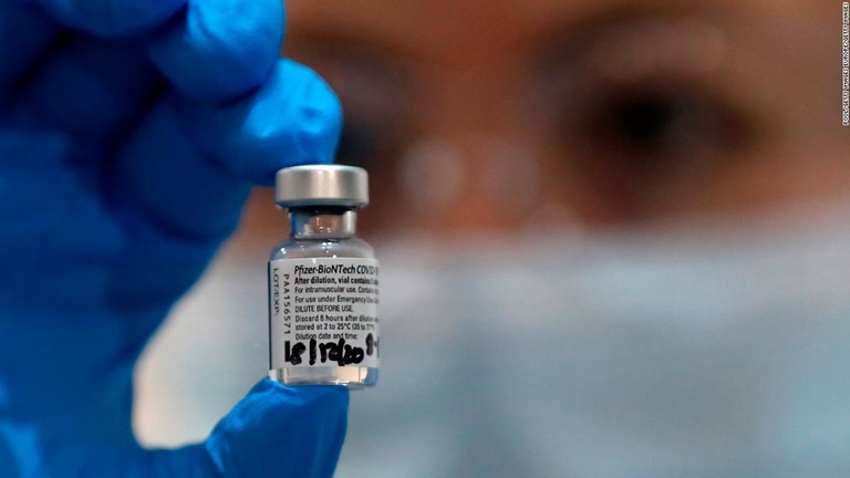 米食品医薬品局が新型コロナワクチンの緊急使用を許可した/Pool/Getty Images Europe/Getty Images